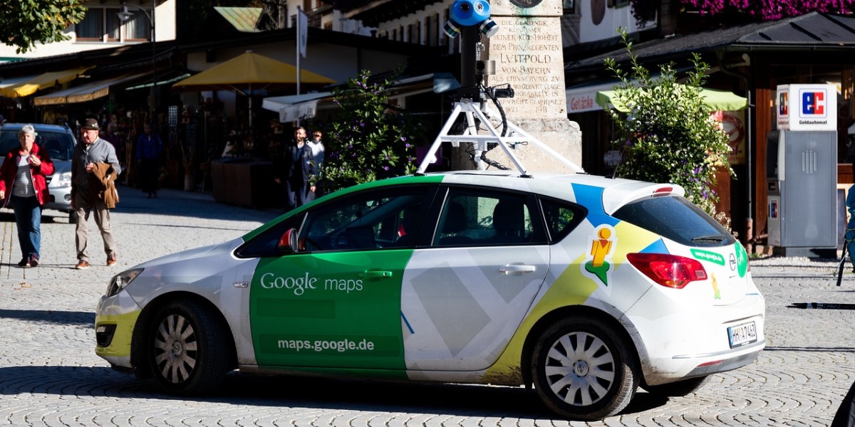 Google Street View Auto mit überdimensionierter Dashcam